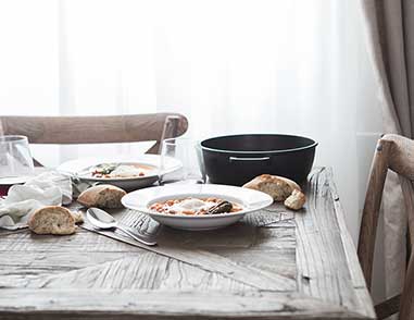 Обеденный стол с едой